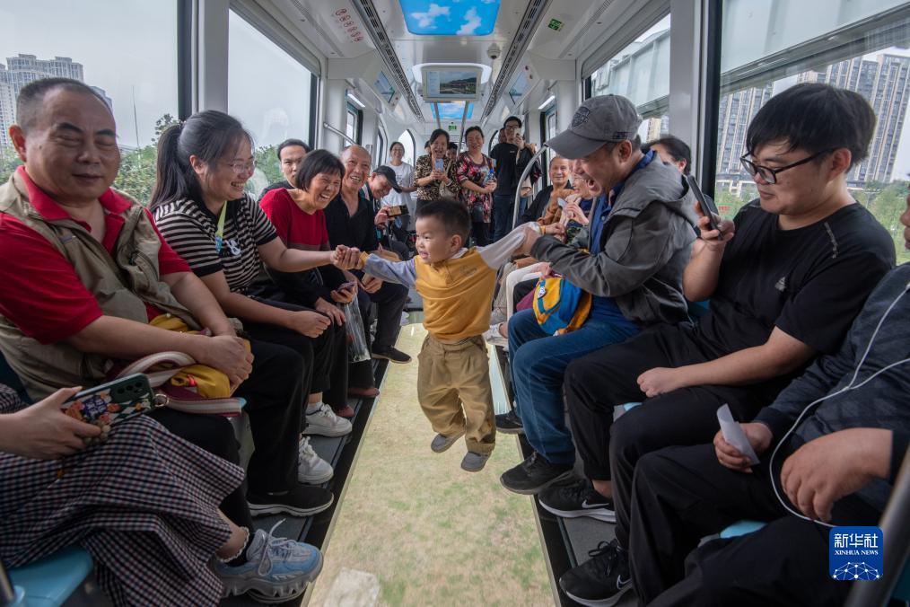 運行中の懸垂式モノレール（9月26日撮影?杜子璇）。  「懸垂式モノレール」を體験する乗客たち（9月26日撮影?杜子璇）。