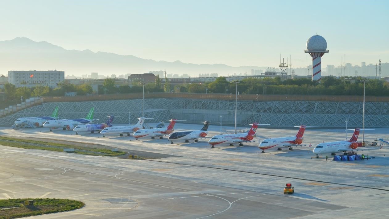 新疆に集結(jié)した中國商飛製の飛行機(jī)9機(jī)（撮影?王脊梁）。