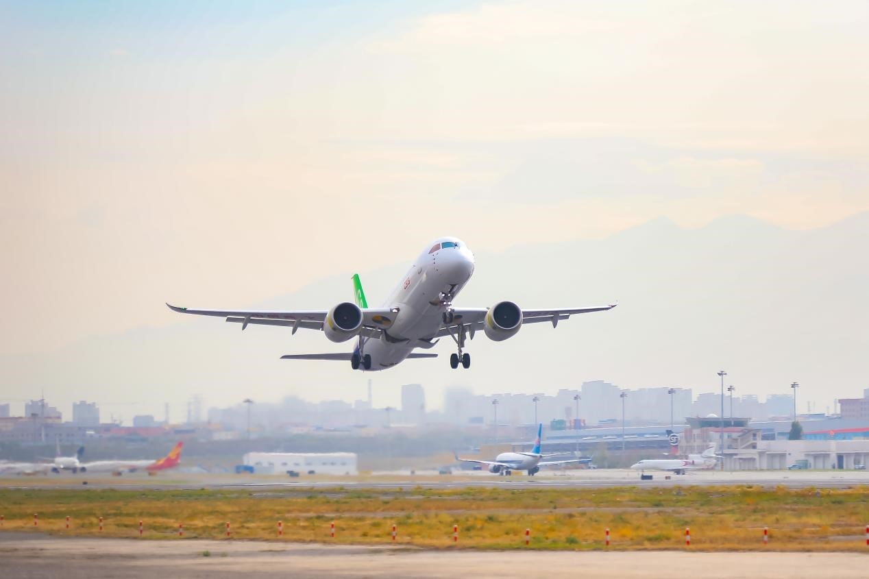 新疆でデモンストレーション飛行を展開するC919（撮影?徐英睿）。