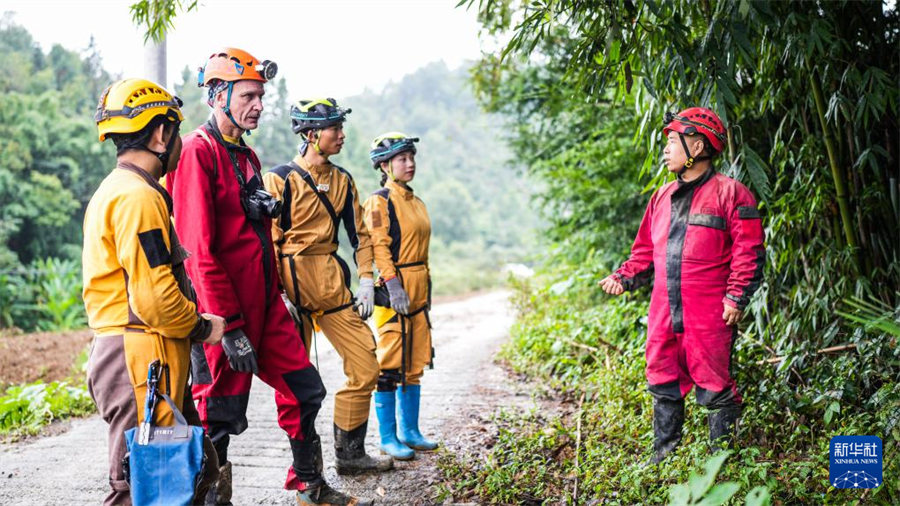 準(zhǔn)備を整え、探索を開始しようとするイタリアの専門家（左から2人目）と貴州省山地資源研究所の科學(xué)調(diào)査隊(duì)員（24日撮影?陶亮）。