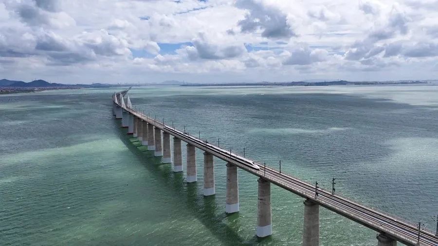 福廈線は、福州南駅を出発した後、福建省の莆田市、泉州市、廈門(mén)市、漳州市を通過(guò)して、漳州駅に達(dá)する。全長(zhǎng)は277キロ、設(shè)計(jì)時(shí)速は350キロ。