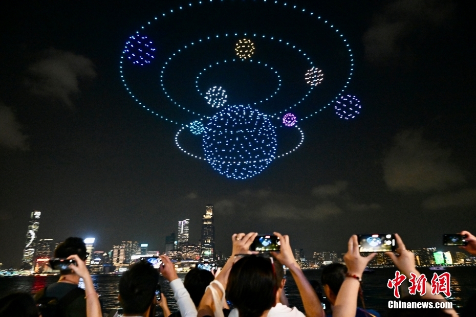 太陽系の8個の惑星を夜空に描きだしたドローン（撮影?李志華）。