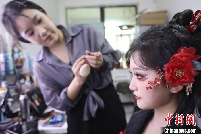 四川省成都市にある漢服メイク?ヘアセットスタジオで、モデルにメイクを施す?jié)h服メイク?ヘアセットアーティストの李金芝さん（寫真左、9月26日撮影?王磊）。