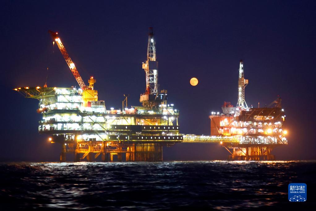 中國各地の夜空に浮かんだ中秋の名月