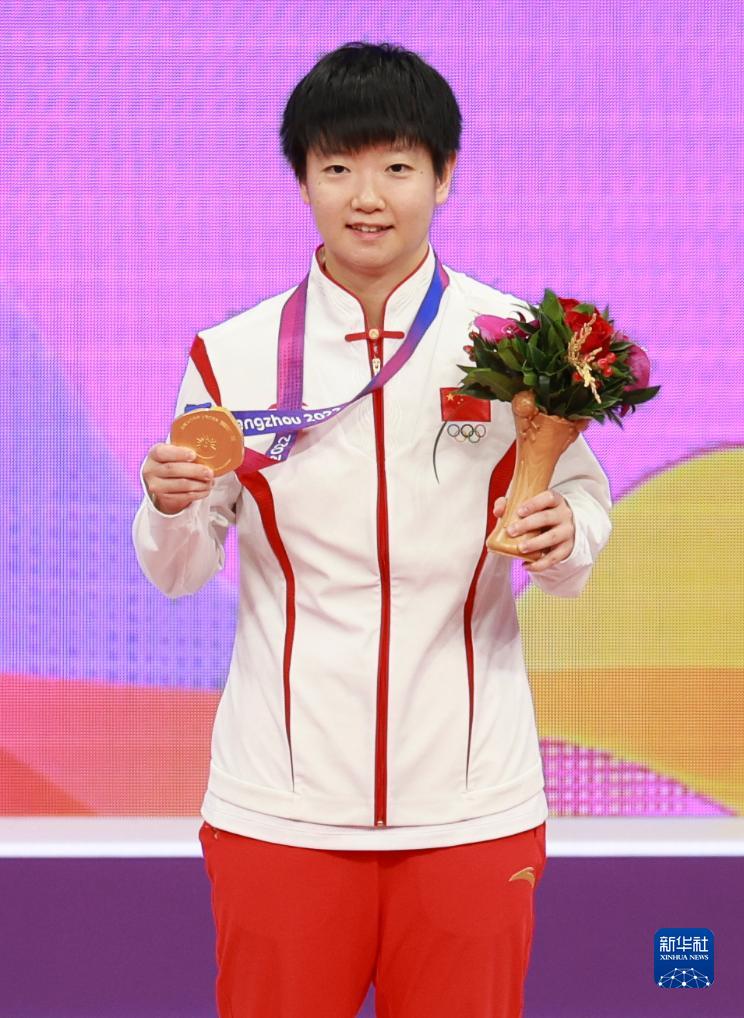 10月1日、孫穎莎が表彰臺の真ん中に立った。（撮影?劉続）