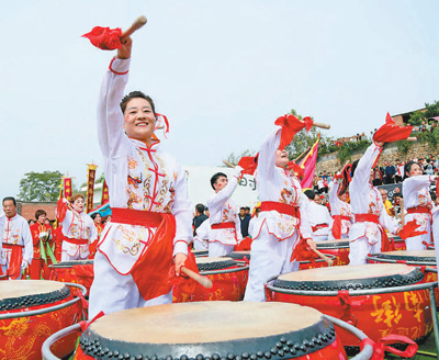 10月1日、河南省洛陽市汝陽県の張河社區(qū)楊樹嶺村で太鼓大會が行われ、祖國のますますの発展、國家の安泰と國民の安寧を祈って祝福を送った。（撮影?康紅民）