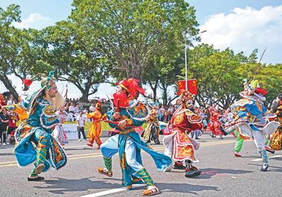 10月1日、広東省汕頭（スワトウ）市で英歌の舞の巡演と大型花車巡行のイベントが開催された。會場には20萬人近くの観客が詰め掛け、各國の中國系住民12萬人以上がインターネットを通じて中継を鑑賞し、中華人民共和國の建國74周年を共に祝った。（撮影?方淦明）