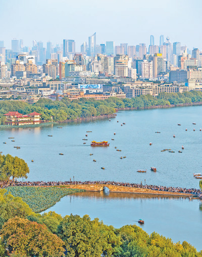 10月1日、浙江省杭州市の西湖景勝地は観光客であふれかえっていた。第19回アジア競技大會（杭州アジア大會）の開催期間が國慶節(jié)（建國記念日、10月1日）連休と重なり、各地からの観光客がアジア大會の雰囲気を味わおうとして杭州を訪れ、杭州の素晴らしい景色を楽しんだ。（撮影?伊霄）