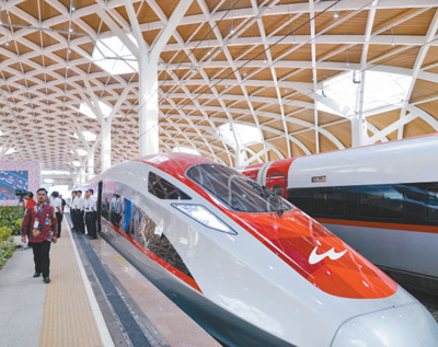 10月2日、インドネシア?ジャカルタのハリム高速鉄道駅で、プラットフォームに停車中のジャカルタ-バンドン高速鉄道の列車。（撮影?徐欽）