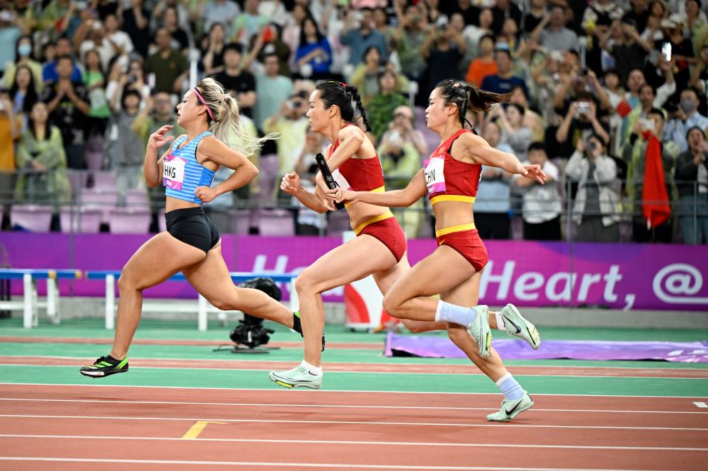 10月3日、中國の梁小靜（右）と韋永麗（中）の試合中の様子。（撮影?宋彥樺）