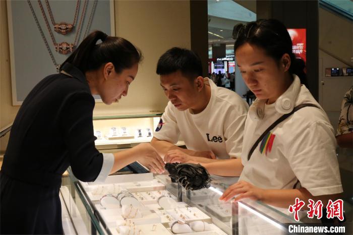 中秋＋國(guó)慶8連休の前半　海南離島免稅ショッピング売上123億円