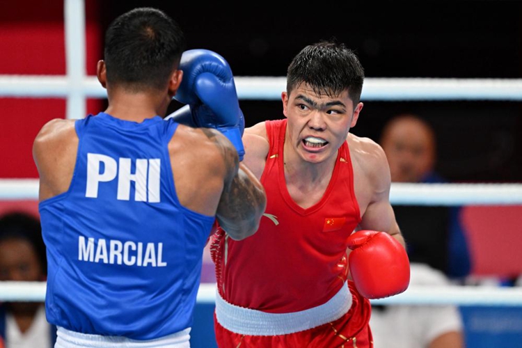 ボクシング男子80キロ級の試合で戦う中國の托合塔爾別克·唐拉提汗選手（寫真右、10月5日撮影?詹彥）。