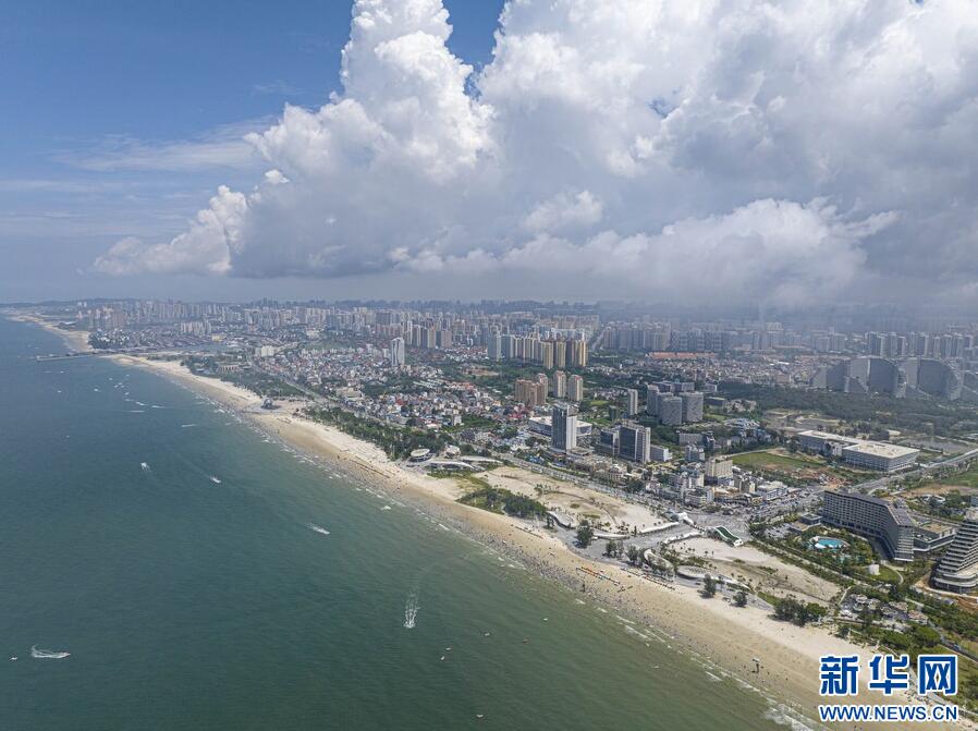 上空から見た広西壯（チワン）族自治區(qū)の北海十里銀灘の景色（ドローンによる撮影?李君光）。