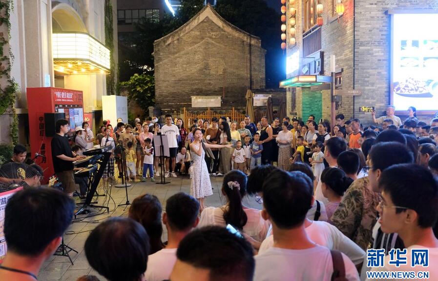 10月4日、広西壯族自治區(qū)南寧市の三街両巷でパフォーマンスを見る人々（撮影?陸波岸）。