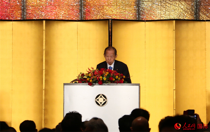 レセプションで挨拶する日中友好議員連盟の二階俊博會長（撮影?許可）。