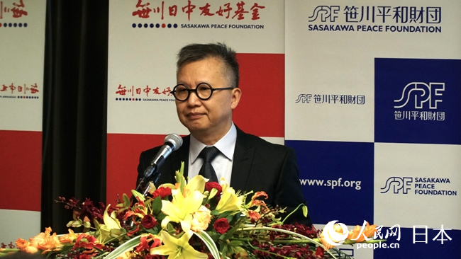 挨拶する上海世久非物質(zhì)文化遺産保護基金會の陳學栄理事長（撮影?蔣暁辰）。