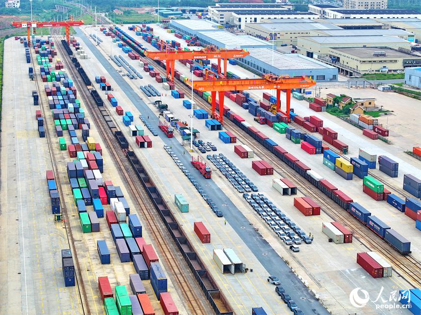 輸出用新エネ車の出荷に追われる贛州國際陸港貨運(yùn)場(chǎng)　江西省