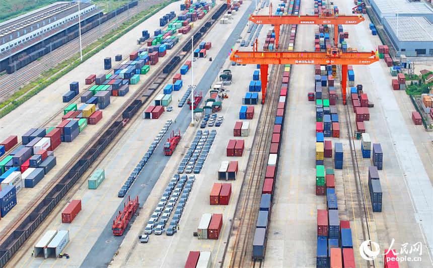 輸出用新エネ車の出荷に追われる贛州國(guó)際陸港貨運(yùn)場(chǎng)　江西省