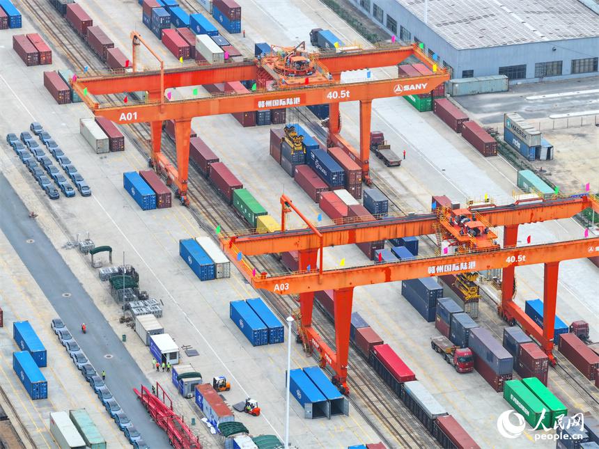 輸出用新エネ車の出荷に追われる贛州國際陸港貨運(yùn)場　江西省