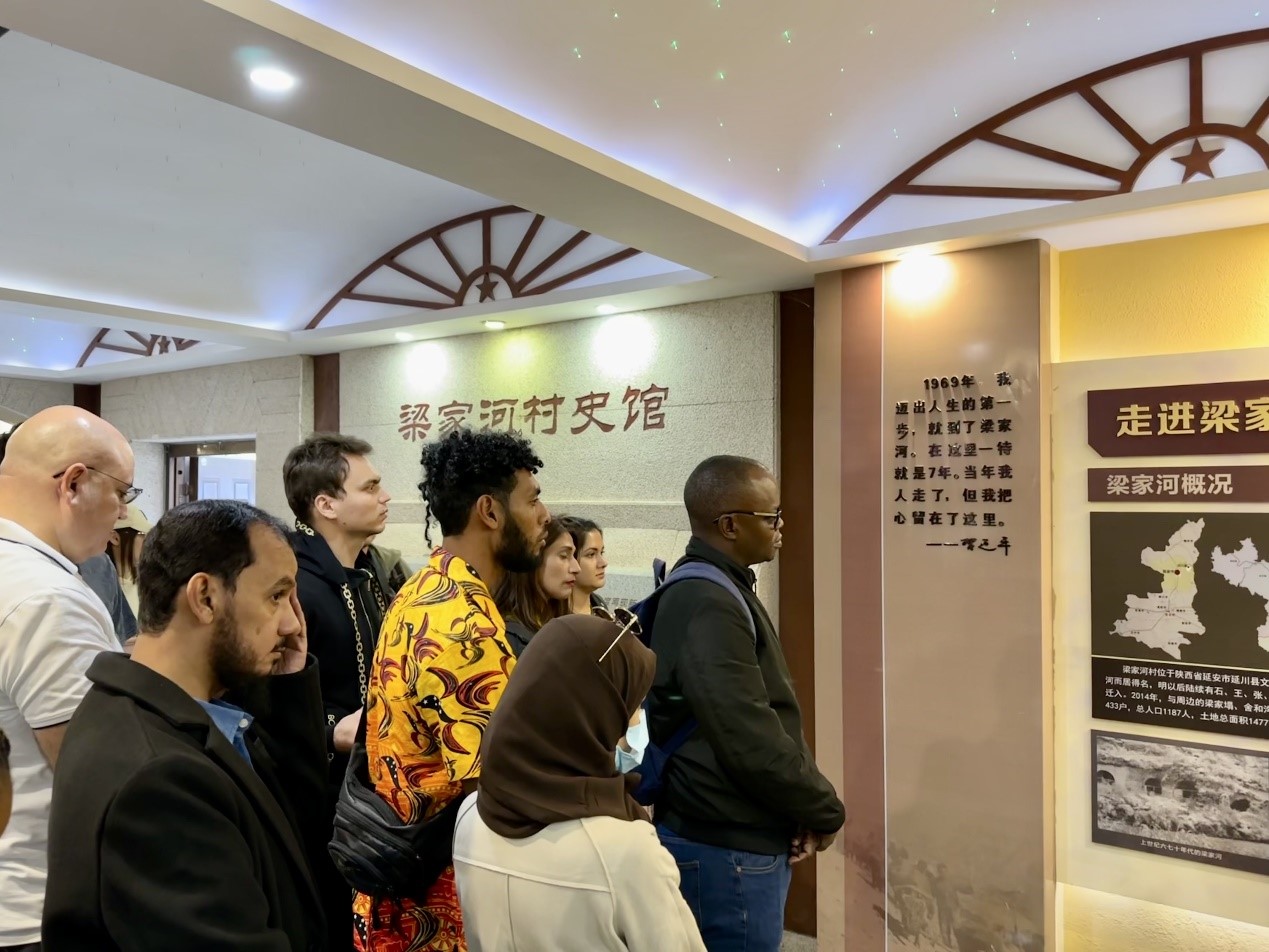 梁家河村史館を見學(xué)する「民心の通じ合いを増進」國際民間人代表団（撮影?周雨）。