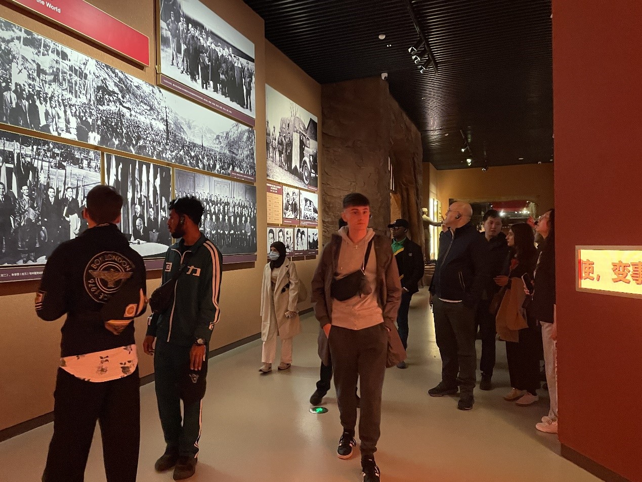 延安革命記念館を見學(xué)する「民心の通じ合いを増進」國際民間人代表団（撮影?張栄）。