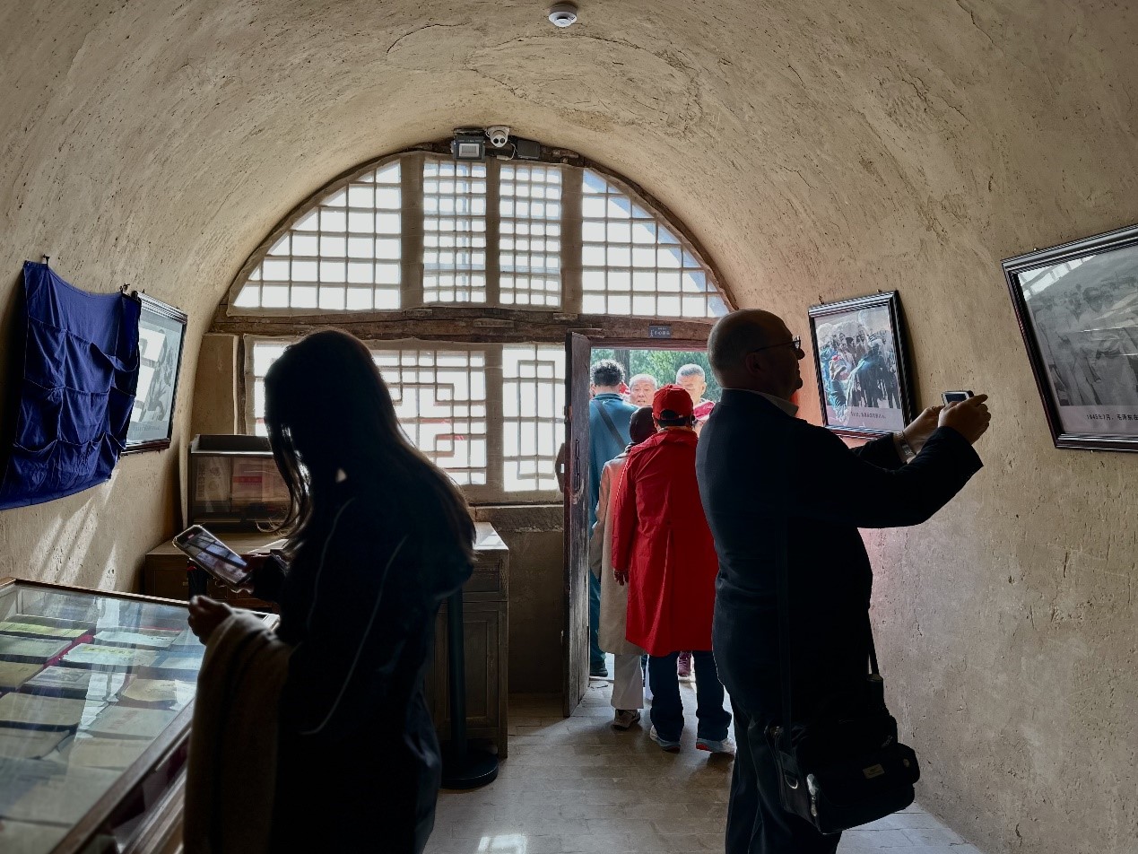 楊家?guī)X革命舊跡を見學(xué)する「民心の通じ合いを増進」國際民間人代表団（撮影?周雨）。