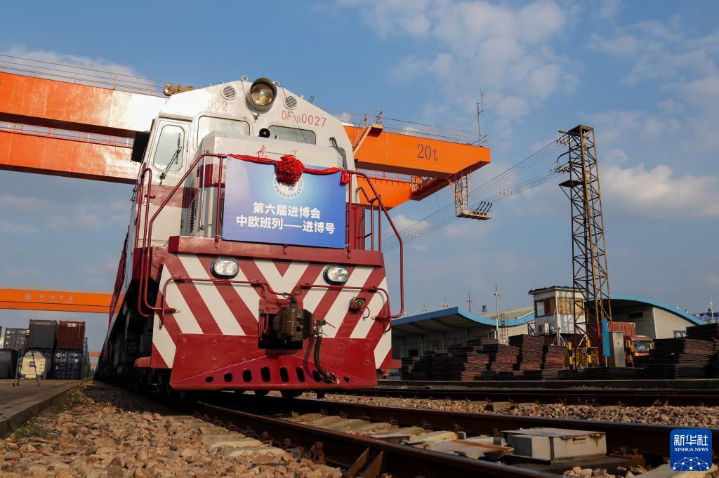 輸入博の展示品を満載した「中歐班列」が上海に到著