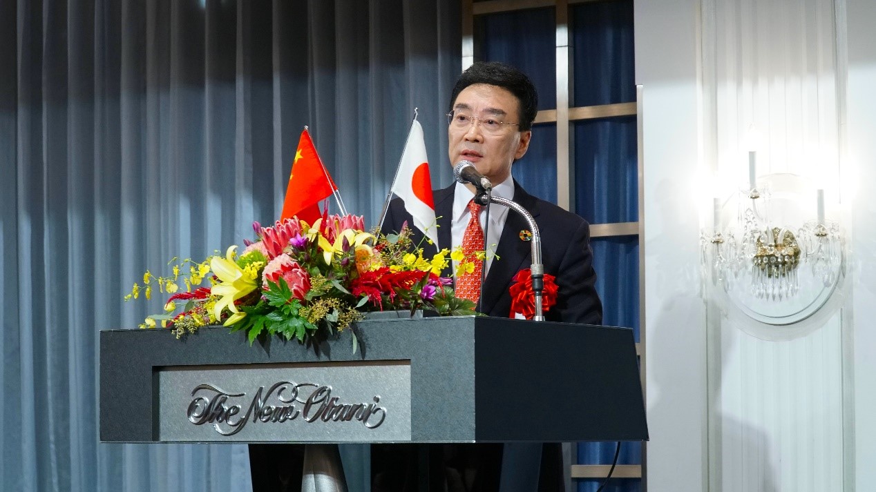 乾杯の音頭を取る在日中國(guó)企業(yè)協(xié)會(huì)の王家馴會(huì)長(zhǎng)（撮影?蔣暁辰）