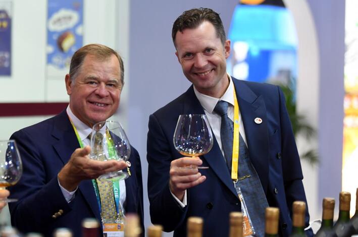 2022年11月8日、第5回輸入博の食品?農(nóng)産物展示エリアで、海外から參加したバイヤーが會場で赤ワインの評価を行っているところ。（撮影?翁奇羽）