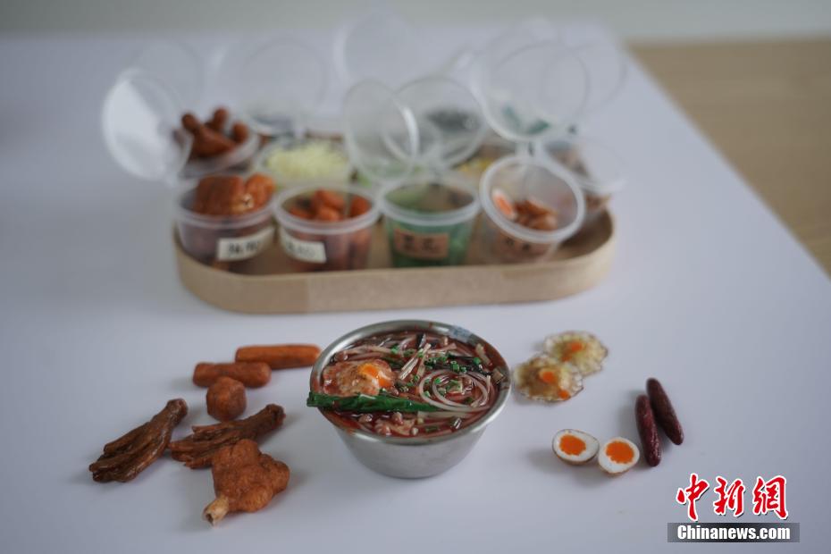 本物ソックリ！粘土で作ったミニチュア「タニシ麺」　広西柳州