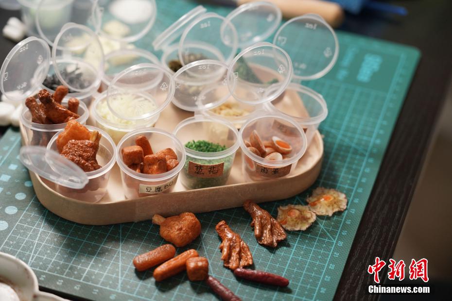 本物ソックリ！粘土で作ったミニチュア「タニシ麺」　広西柳州