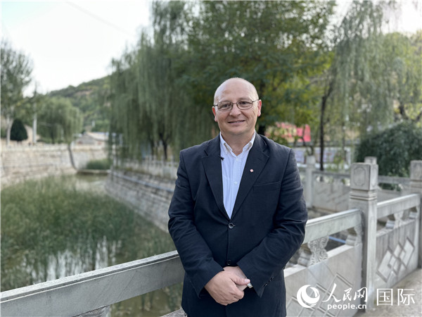 取材を受けるマルタのセントマーガレットカレッジ中等學(xué)校の「中國コーナー」の教師であるマーティン?アゾパルディさん(撮影?周雨)