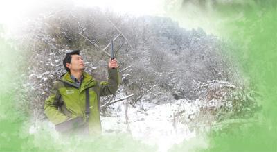 無(wú)線機(jī)器を使い、パンダの動(dòng)向を追跡?モニタリングする科學(xué)技術(shù)者。畫(huà)像提供は中國(guó)ジャイアントパンダ保護(hù)研究センター