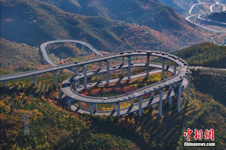 10月15日、上空から撮影された山西省太原市天竜山の秋景色。