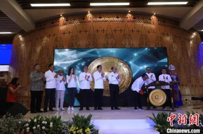 鉄道の営業(yè)開始の合図となる銅鑼を叩くインドネシアのブディ運輸大臣。（撮影?李志全）