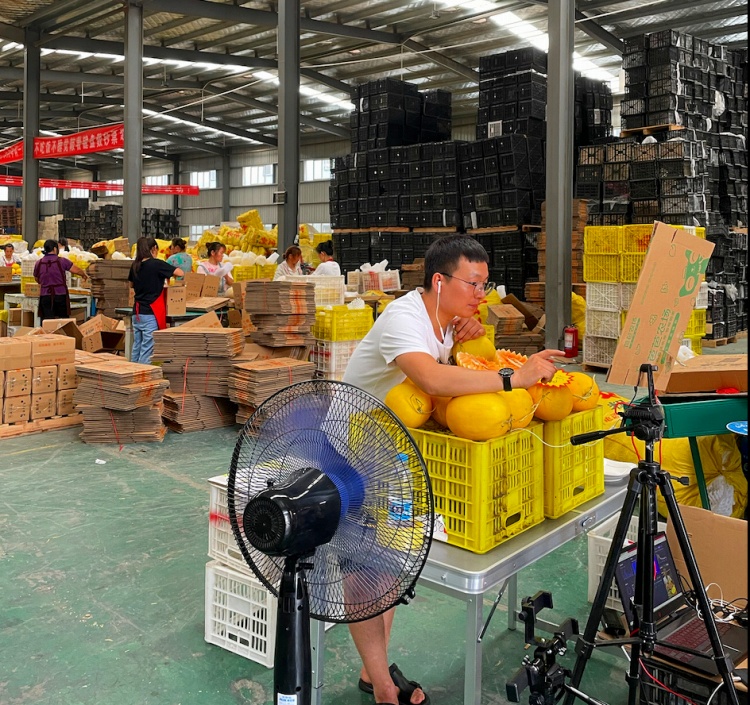 倉庫の中でライブ配信するパーソナリティ。