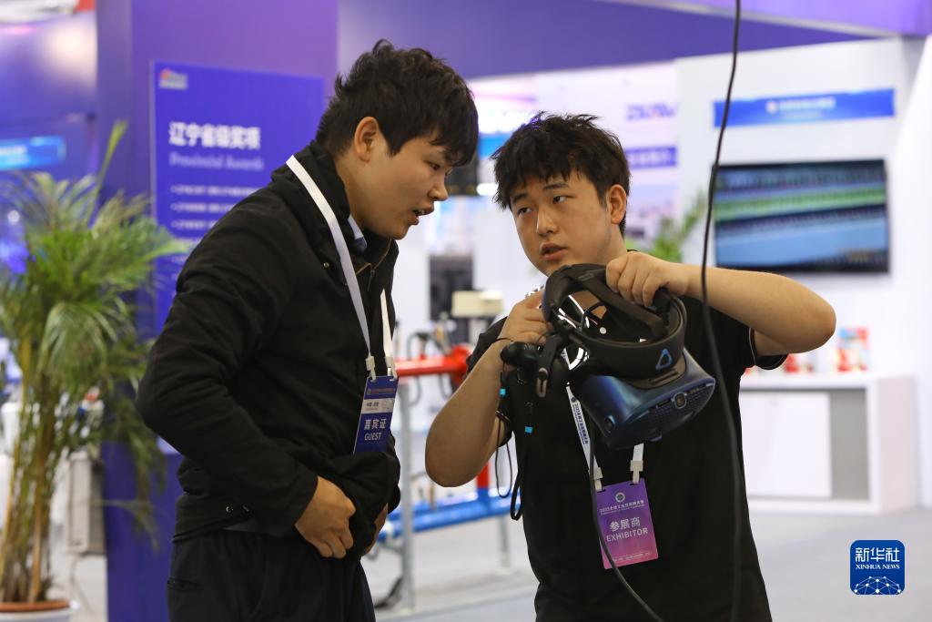 18日、世界インダストリアルインターネット大會(huì)2023で産業(yè)用VRゴーグルを體験する來(lái)場(chǎng)者。（撮影?陳為）