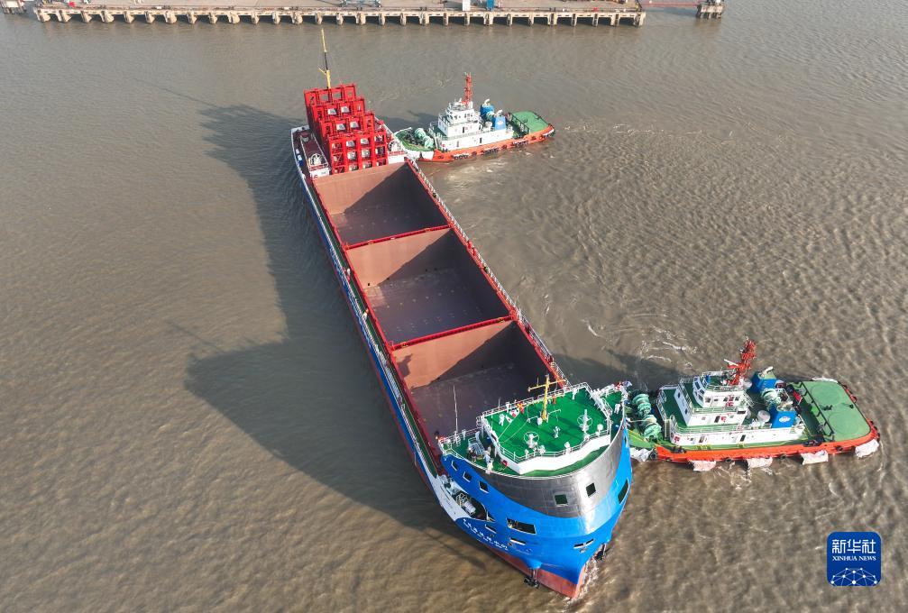 中遠海運の1萬トン級電動コンテナ船が長江で試験航行