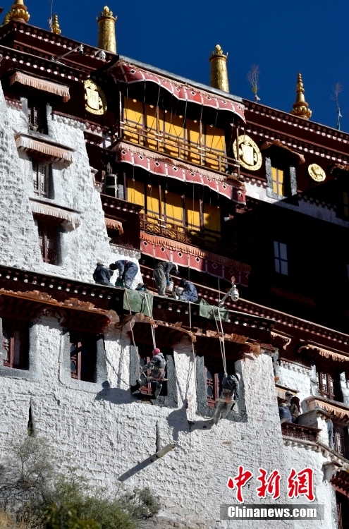 ポタラ宮で年に1度の外壁塗裝　西蔵