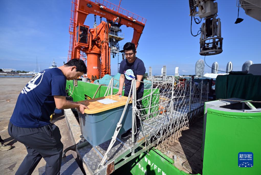 10月10日、文化財(cái)を運(yùn)ぶ作業(yè)員（撮影?郭程）。