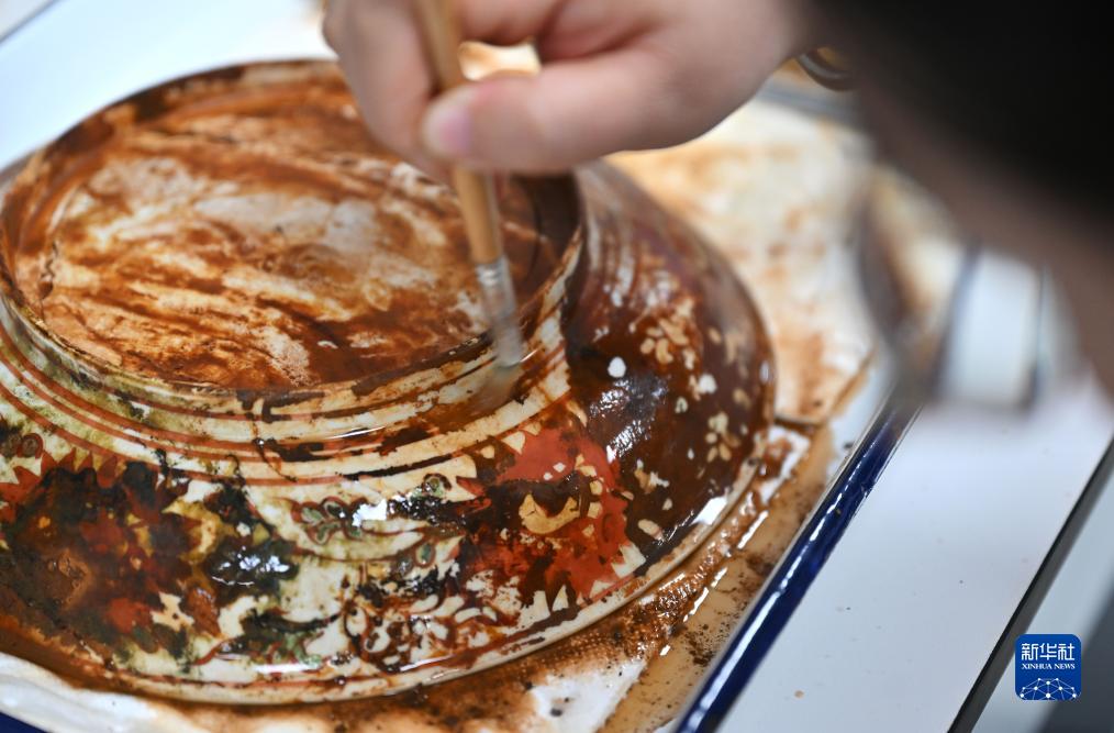 10月10日、文化財(cái)の表面をきれいにして修復(fù)を行う中國(guó)（海南）南海博物館の職員（撮影?郭程）。