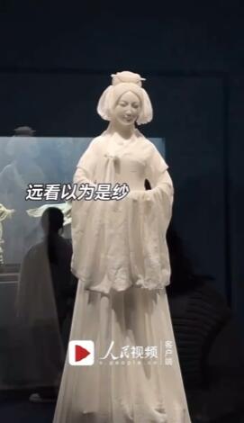 一見(jiàn)すると本物の布地のように薄く作り上げられた白磁