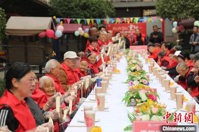 重陽(yáng)節(jié)を控え高齢者施設(shè)で「長(zhǎng)卓宴」を開(kāi)催　重慶