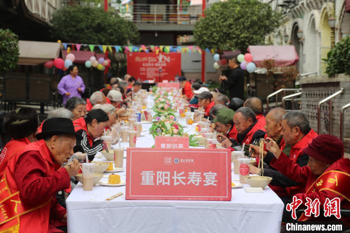 重陽節(jié)を控え高齢者施設で「長卓宴」を開催　重慶