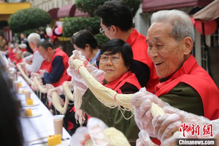 重陽節(jié)を控え高齢者施設(shè)で「長卓宴」を開催　重慶