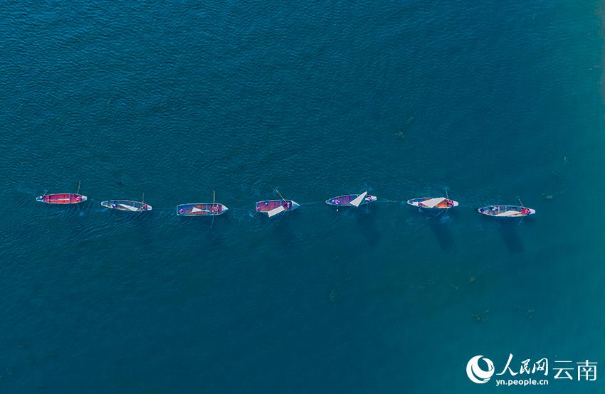 洱海生態(tài)規(guī)制がスタート、秩序に基づき漁に出る船　雲(yún)南省大理
