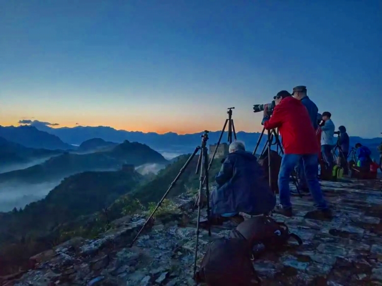 早朝に萬里の長城を撮影する寫真愛好家（撮影?殷爍）。