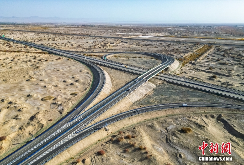 烏尉高速道路G0711號(hào)線の庫(kù)爾勒-尉犂區(qū)間、テスト運(yùn)用中は通行料無(wú)料　新疆