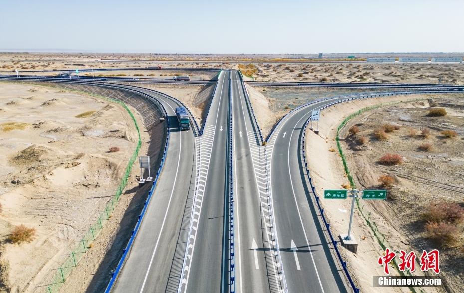 烏尉高速道路G0711號(hào)線の庫(kù)爾勒-尉犂區(qū)間、テスト運(yùn)用中は通行料無(wú)料　新疆