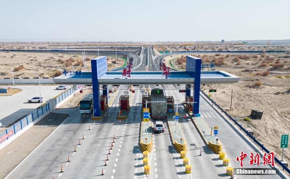 烏尉高速道路G0711號(hào)線の庫(kù)爾勒-尉犂區(qū)間、テスト運(yùn)用中は通行料無(wú)料　新疆